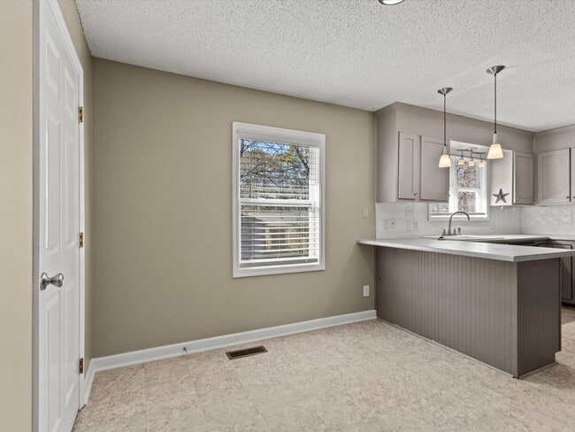 Building Photo - Large lot and close to town.