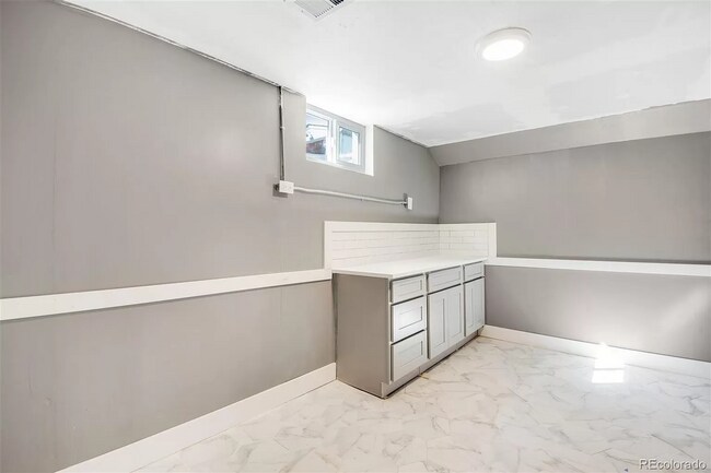 Building Photo - Gorgeous 5 Bedroom 2 1/2 Bathroom Littleto...