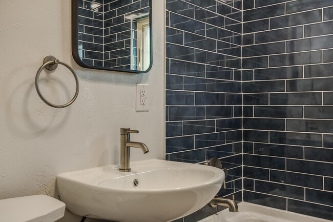 Building Photo - 501 El Paraiso Rd NW