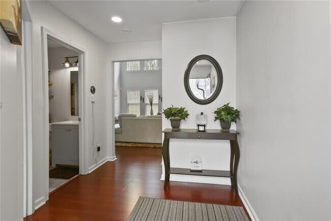 Building Photo - 1464 Gates Cir SE