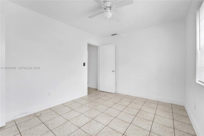 Building Photo - 1305 W 53rd St