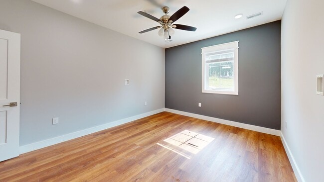 Building Photo - 4BR/4BA Unit #101 in 14 BR Triplex | UTK O...