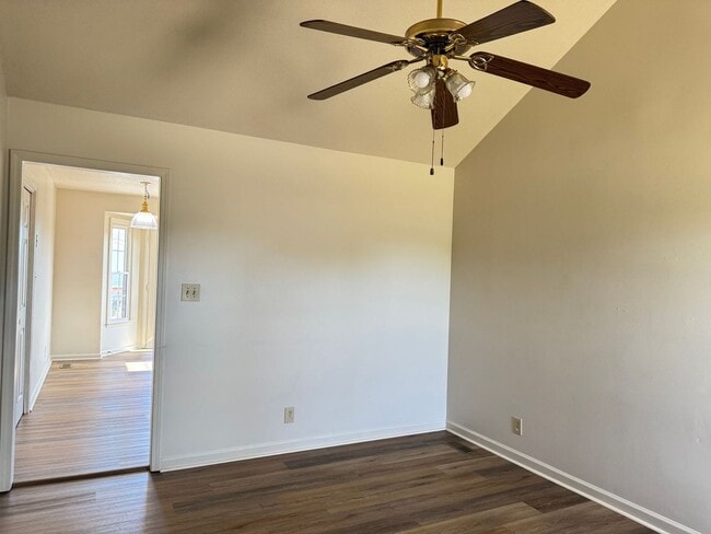Building Photo - Convenient Location!  3 bedroom 2 bath wit...