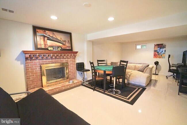 Building Photo - 4218 University Dr