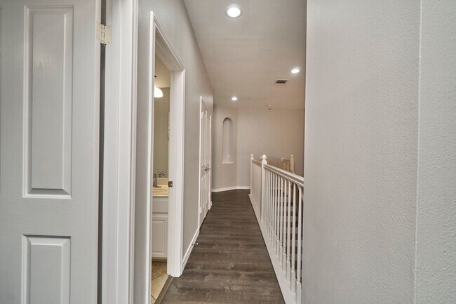 Building Photo - Mission Ridge beauty-4 bedroom 3 1/2 bath-...