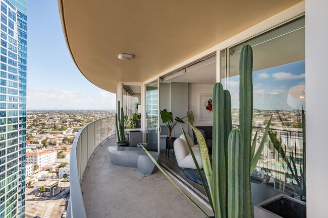 Building Photo - 700 E Ocean Blvd