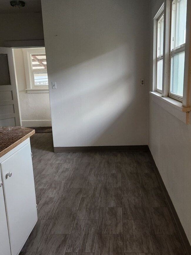 Building Photo - d1128