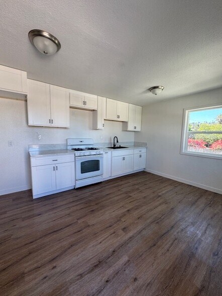 Building Photo - 3704 S Granada Ave