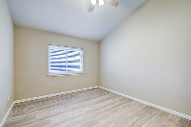 Building Photo - 3500 Tangle Brush Dr