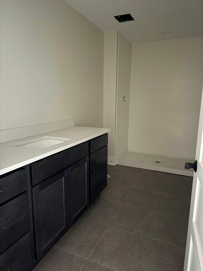 Building Photo - 106 E Erie St