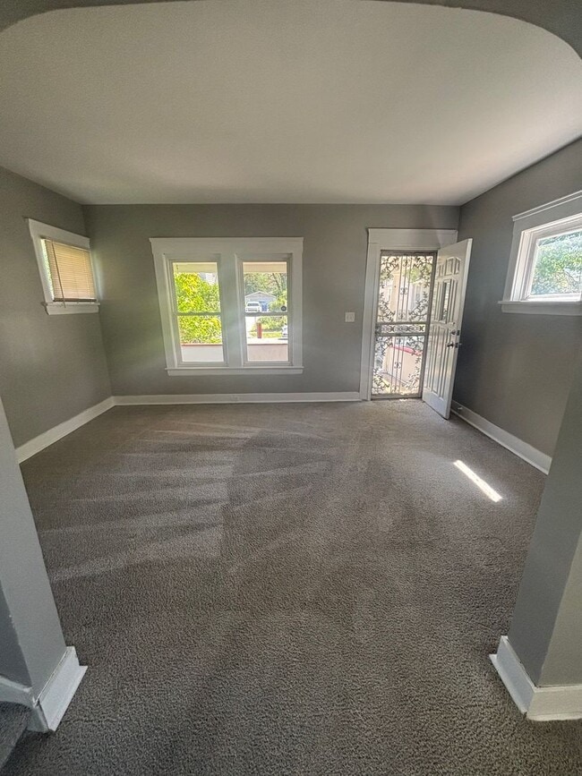 Building Photo - 3-Bedroom Colonial with full basement AVAILABLE IMMEDIATELY-(Private paying Tenants)