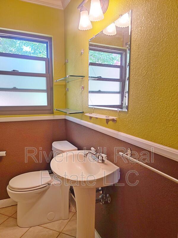 Building Photo - 1424 N Locust St