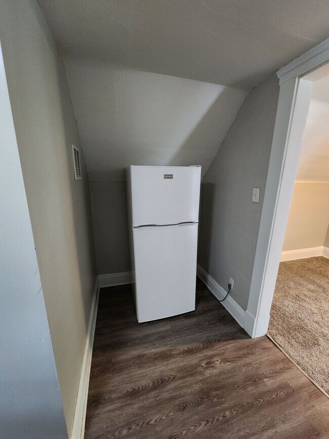 Building Photo - SUPER CLEAN 1 Bedroom Apt For Rent