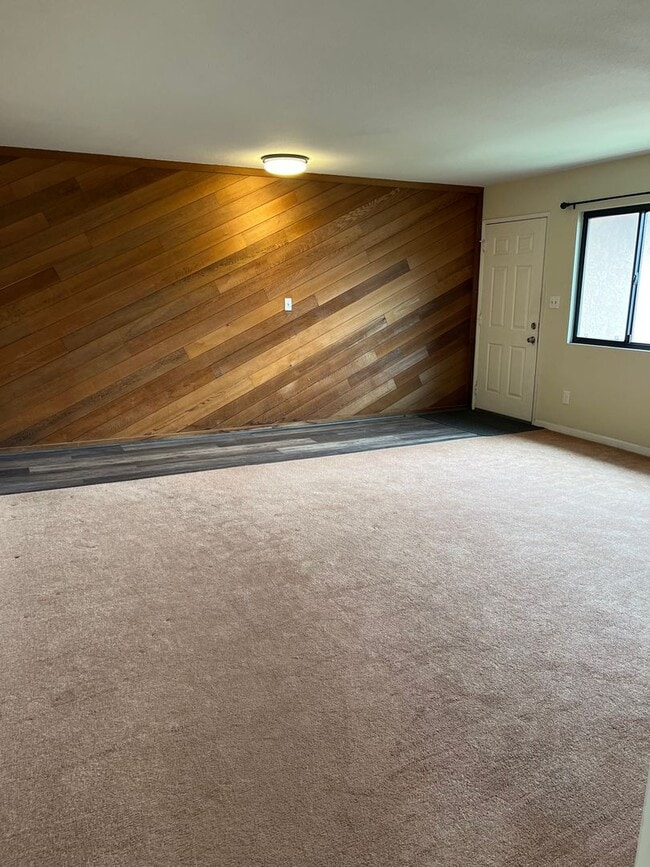 Building Photo - Spacious Mid Century VIEW Home