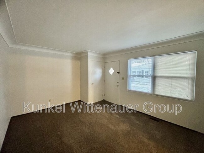 Building Photo - 4 Hickory Ct