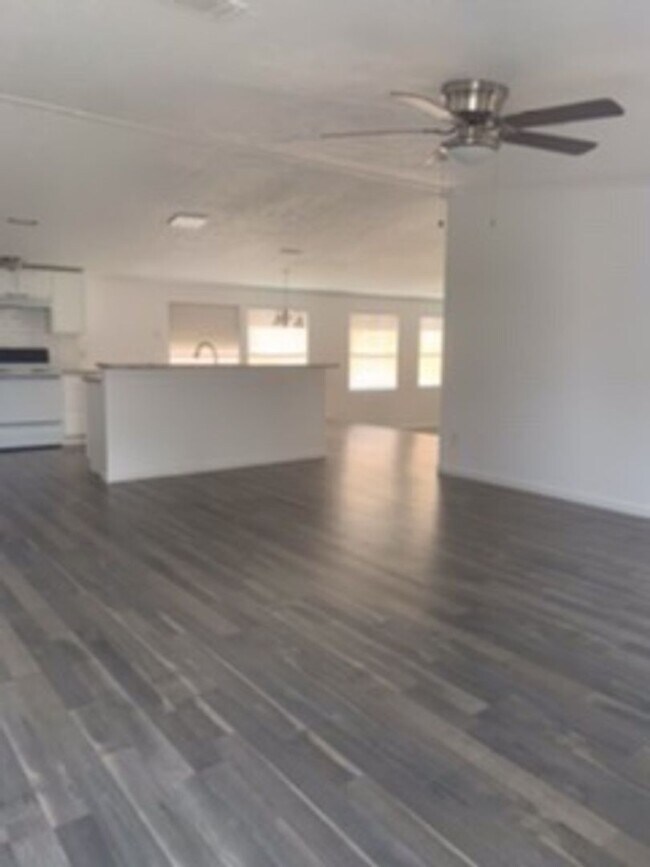 Building Photo - Spacious and Clean 3 BR HOUSE - Looking for the right people to call home!