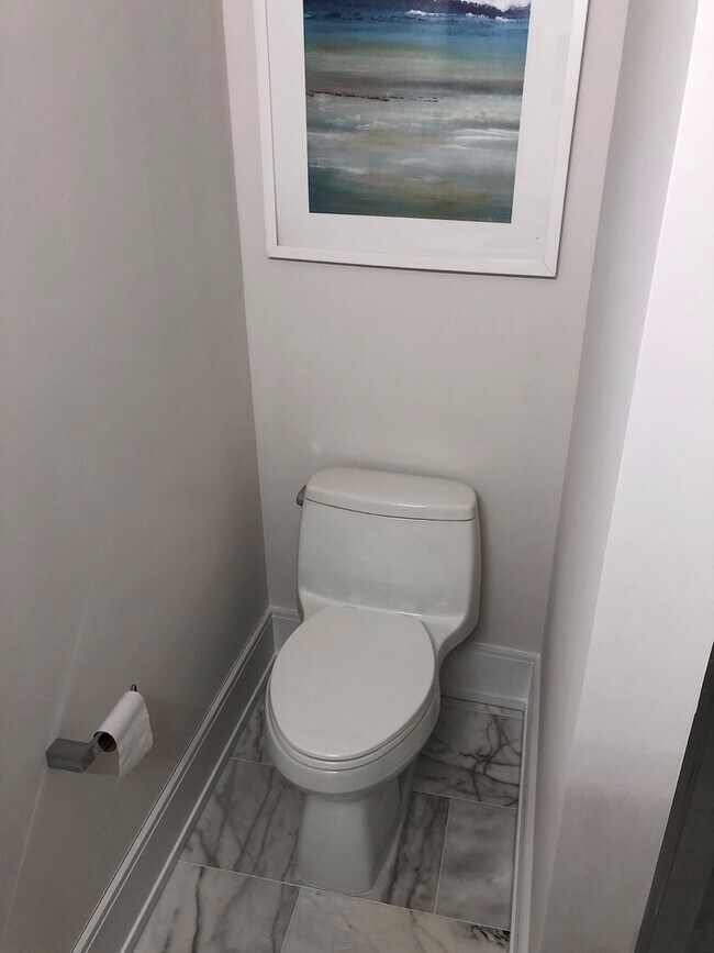Building Photo - Luxe Apartment with Parking