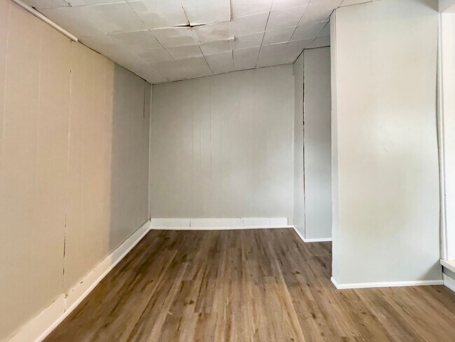 Building Photo - Cozy 1 bedroom Close to Campus