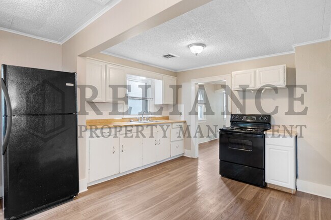 Building Photo - 222 S Edwards Ave