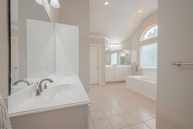 Building Photo - 1618 Savannah Dr