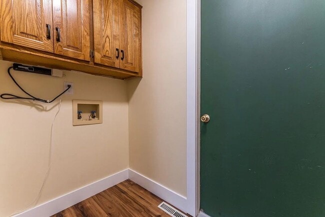 Building Photo - 3 Bed 2 Bath 2 Car Garage Home Southwest Springfield MO!!