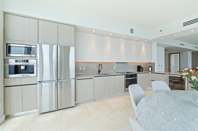 Building Photo - 15901 Collins Ave