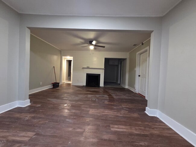 Building Photo - 2058 Holmes Dr