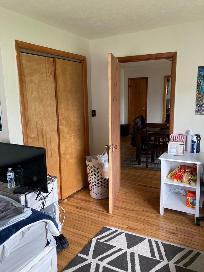 Building Photo - Spacious 5 bedroom, 2 bath house! Availabl...
