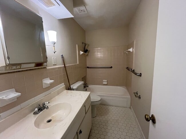 Building Photo - Renovated 3 Bedroom 1 Bath Home with 1 Car Garage for Rent!