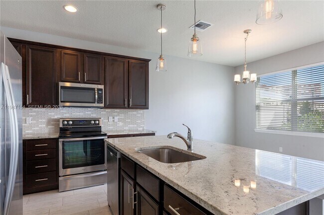 Building Photo - 1101 Banyan Dr