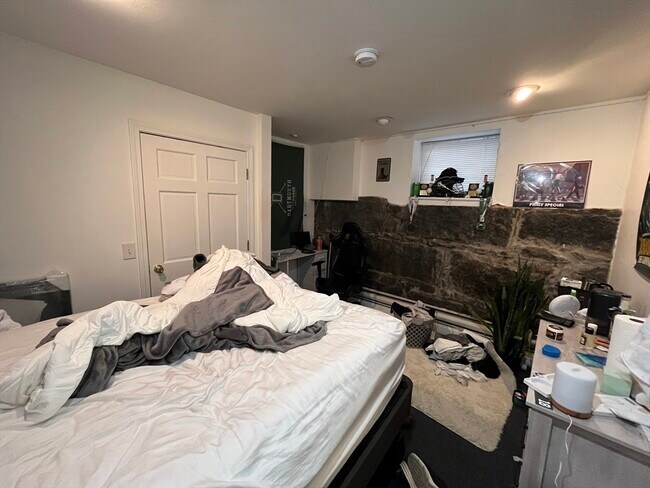 Building Photo - 915 Beacon St