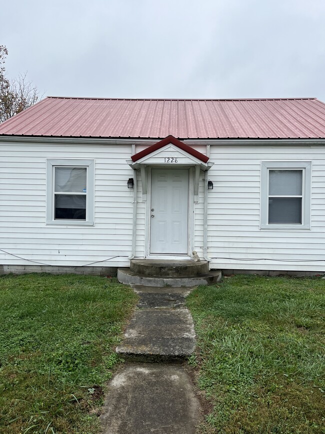 Building Photo - 1228 W Walnut St