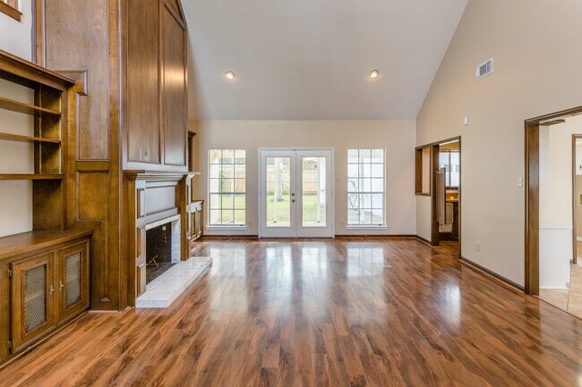 Building Photo - 1703 Plantation Dr