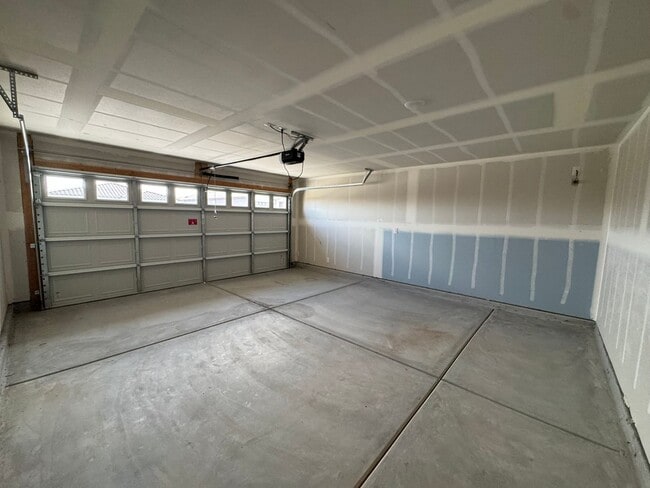 Building Photo - Laughlin Ranch New 3 Bed, 2 Bath close to Water, on Parkway