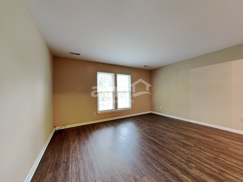 Building Photo - 127 Bathurst Ln
