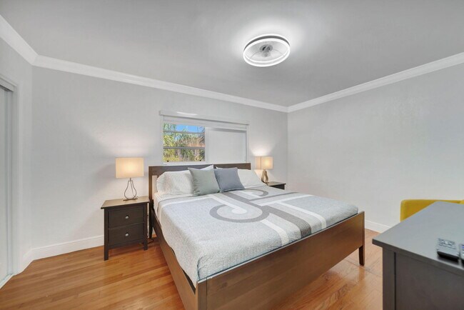 Building Photo - 2724 NE 14th St