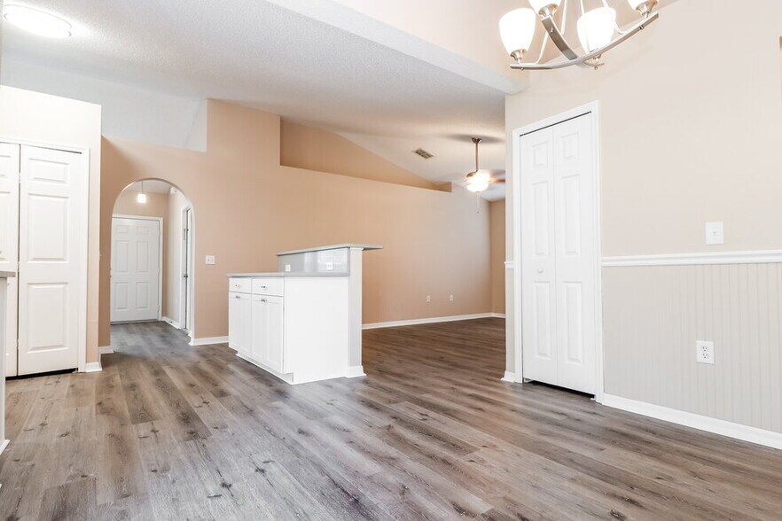 Building Photo - 14017 Tudor St