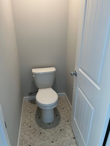 Master Toilet Room - 4546 Sagecrest Dr NE