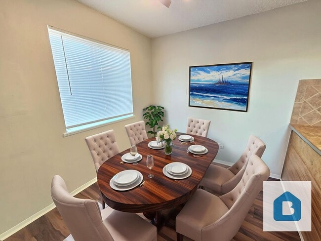 Building Photo - Large 2 Bedroom Apartment with Peak Views!