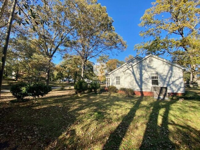 Building Photo - Spacious 3 bedroom and 1 bath home with FE...