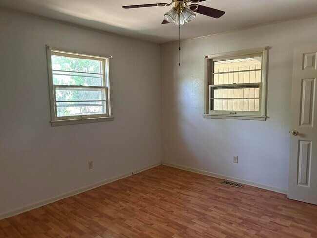 Building Photo - 812 Springmont Dr