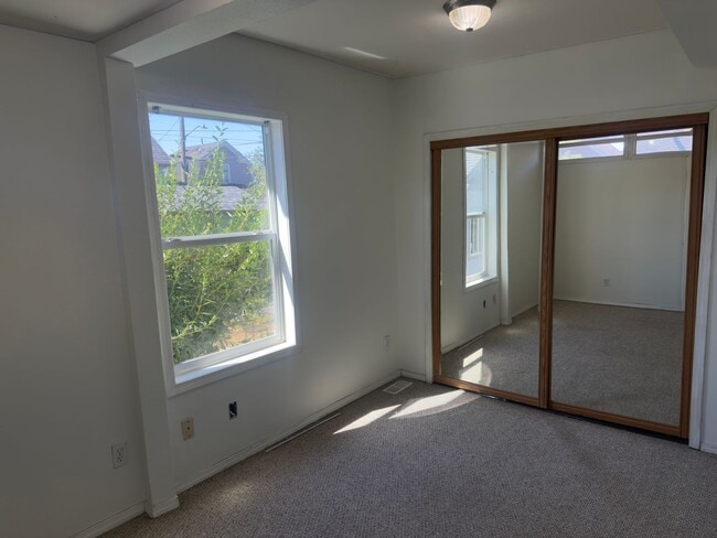 Building Photo - North Irvington Gem!