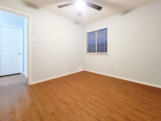 Building Photo - Charming 3/BR 2/BA Single-Level Home in Le...
