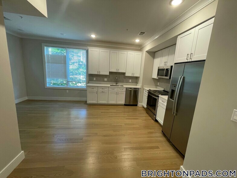 Building Photo - 104-106-106 Warren St