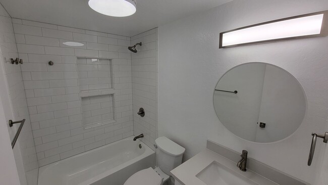 Building Photo - Recently updated 2 Bedroom 1 bath in the  ...