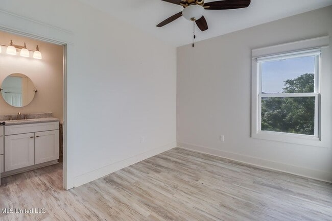 Building Photo - 238 Lovers Ln