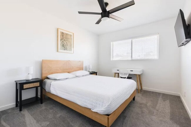 Building Photo - 8447 E Vernon Ave