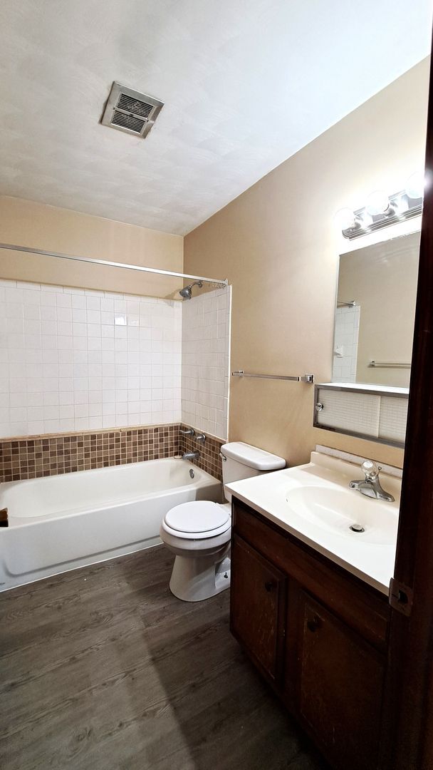 Building Photo - 805 Mitchell Ave