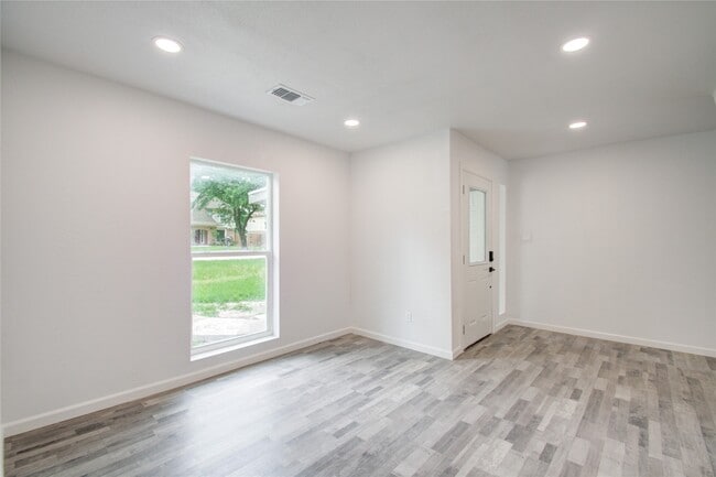 Building Photo - 550 Roanoke Dr