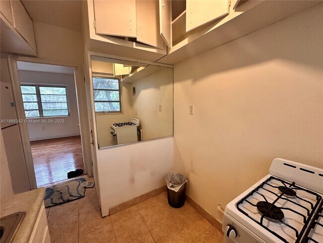 Building Photo - 4740 Pine Tree Dr